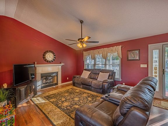 4th image of 842 Sunny Slope Dr