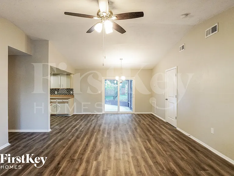 3017 Vista Palm Dr — Photo 2
