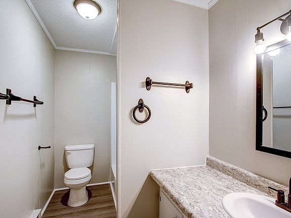 4th image of 526 Stadium Dr