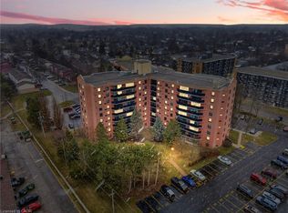 9 Bonheur Ct #902, Brantford, ON
