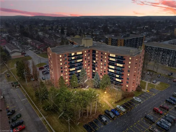 9 Bonheur Ct #902, Brantford, ON N3P 1Z5