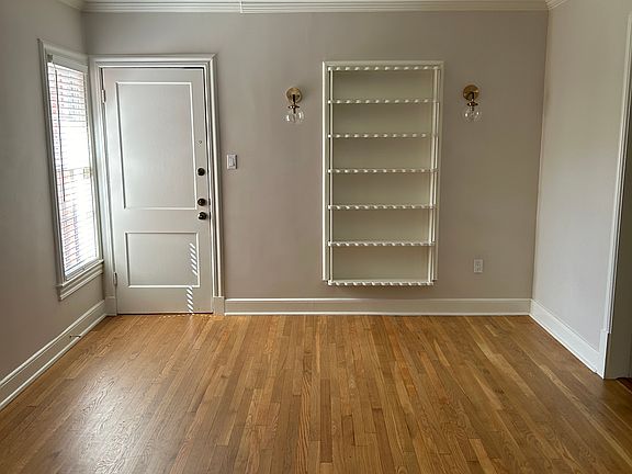 Entry/dinning area has fun retro touches!