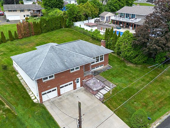 3rd image of 13 Oxford Dr
