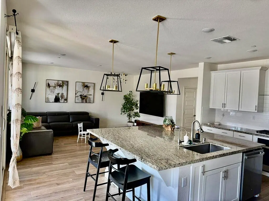 4 bed, 2365 sqft, $3,290 — Photo 3