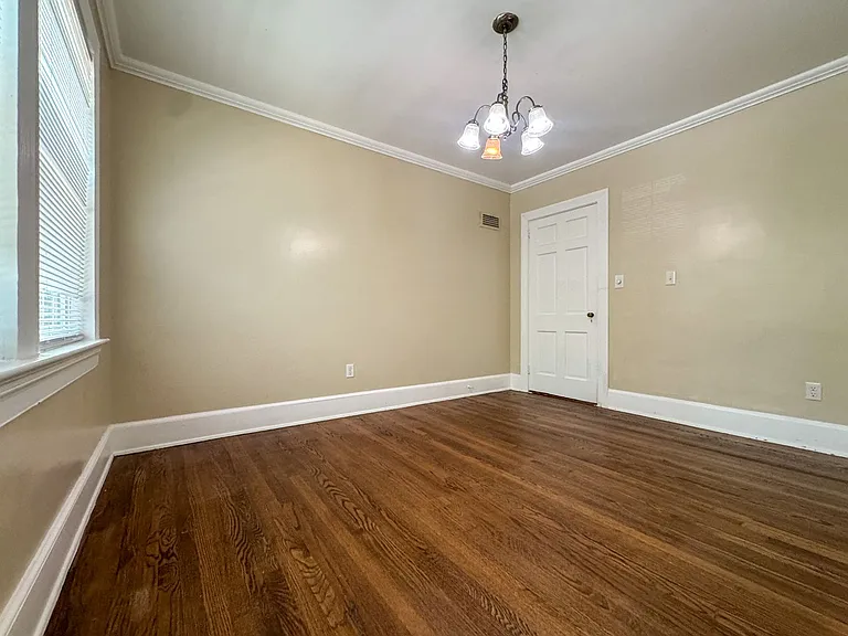 512 1/2 Westmont Dr — Photo 13