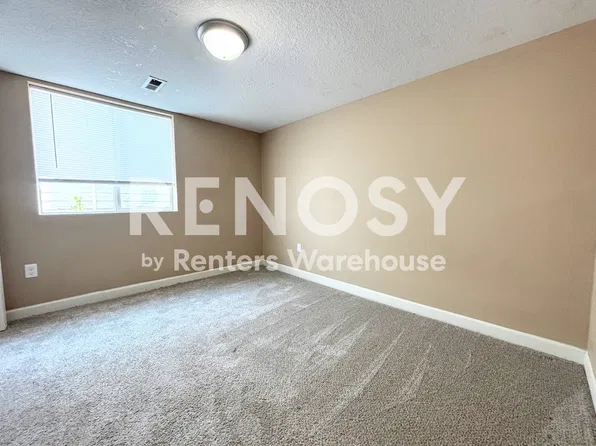 8228 Dakota Dr, West Des Moines, IA 50266
