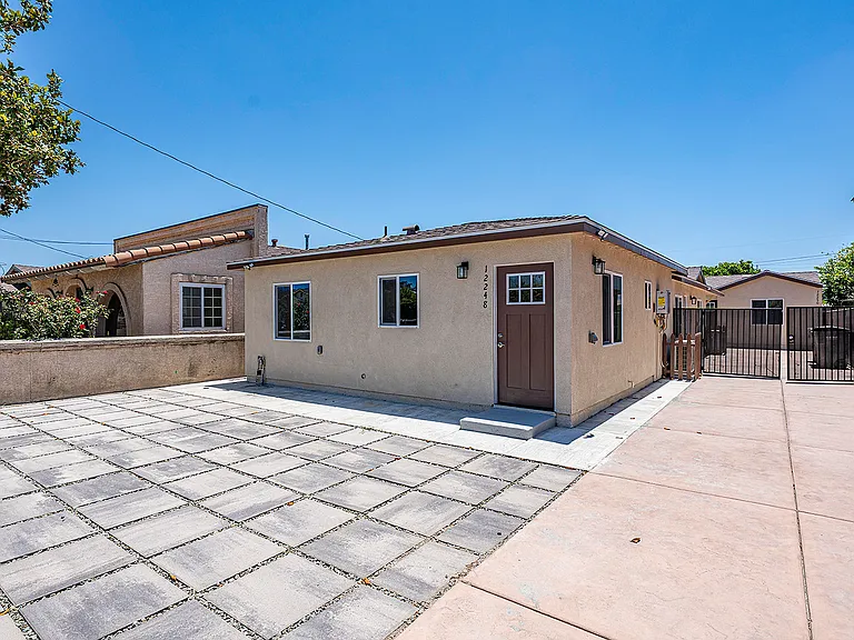 12250 Carver Ln — Photo 2