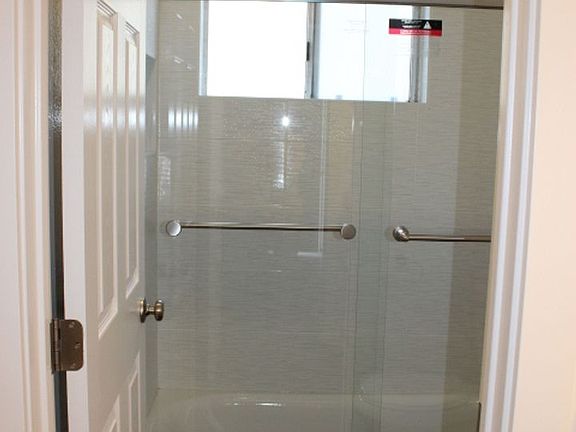 4th image of 421 Richmond Dr #109
