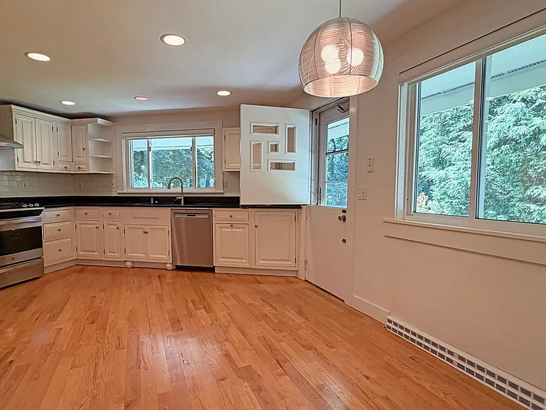 37 Stephen Pl — Photo 15