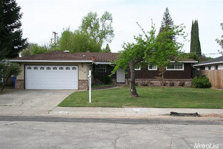 819 Seamas Ave photo 1