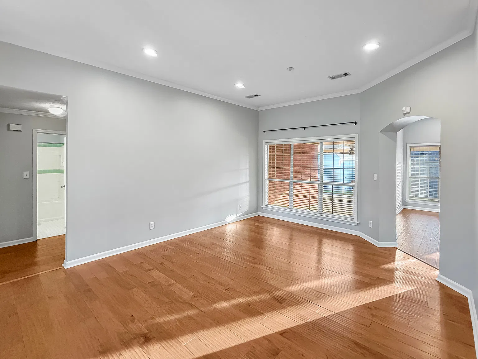 4 bed, 2043 sqft, $2,150 — Photo 3