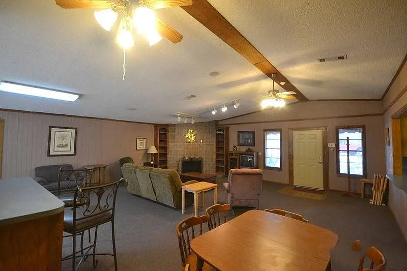 4 bed, 4.0 bath, 2508 sqft, $2,000 — Photo 2