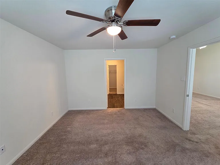 723 Crystal Lakes Dr — Photo 19