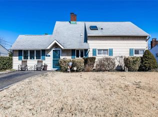 45 Hardy Ln, Westbury, NY 11590