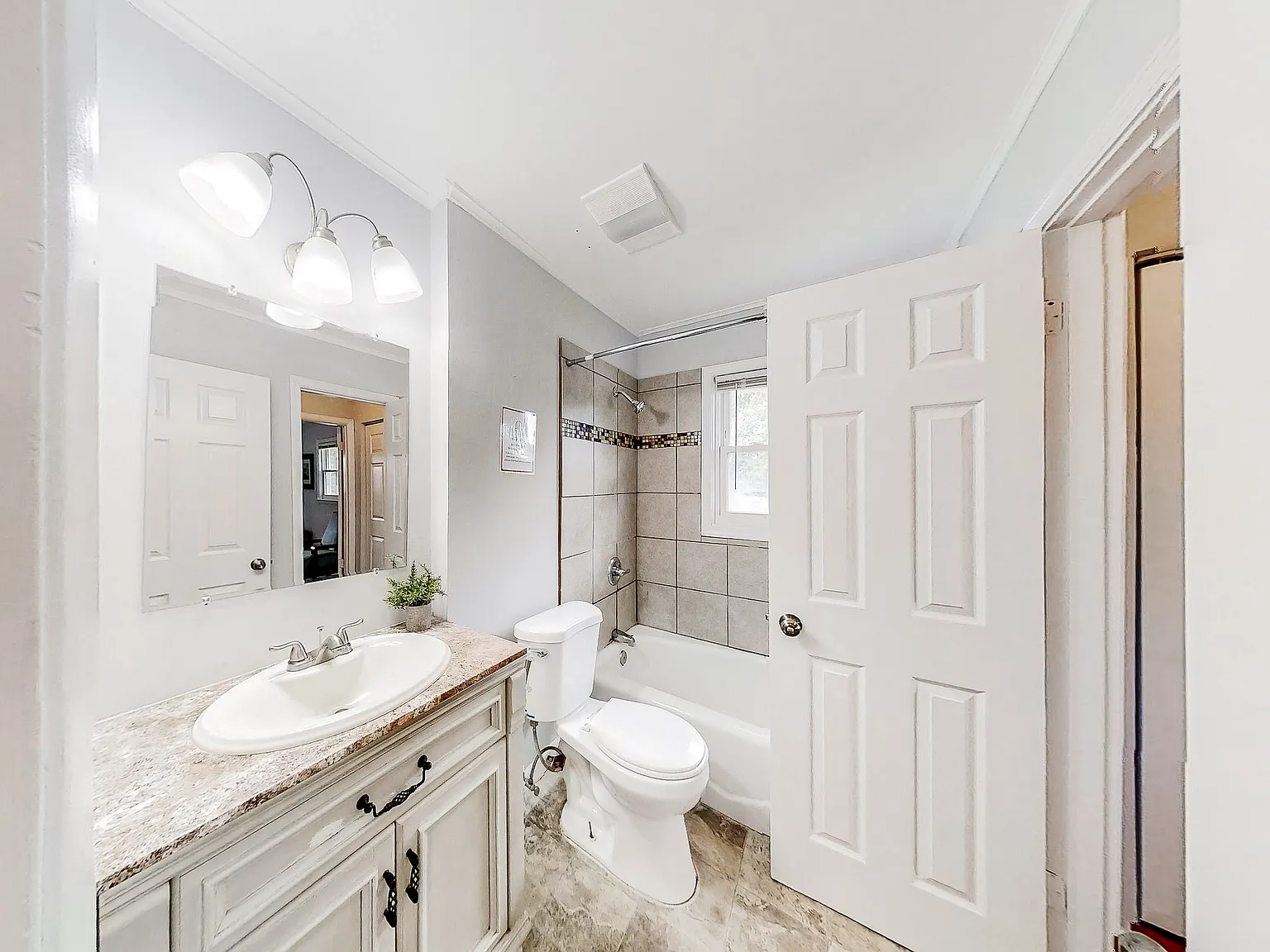 4 bed, 2.0 bath, 1875 sqft, $724 — Photo 3