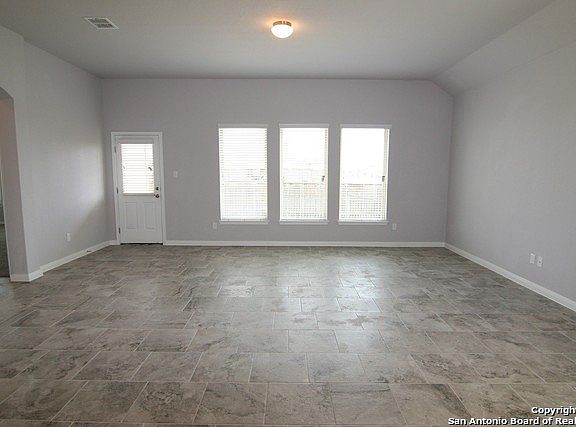 4th image of 5256 Forest Oak