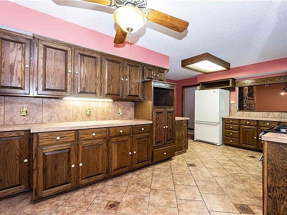 3rd image of 10 Islay Dr