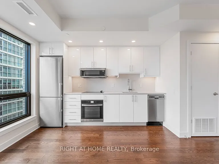 180 George St #1403 — Photo 13