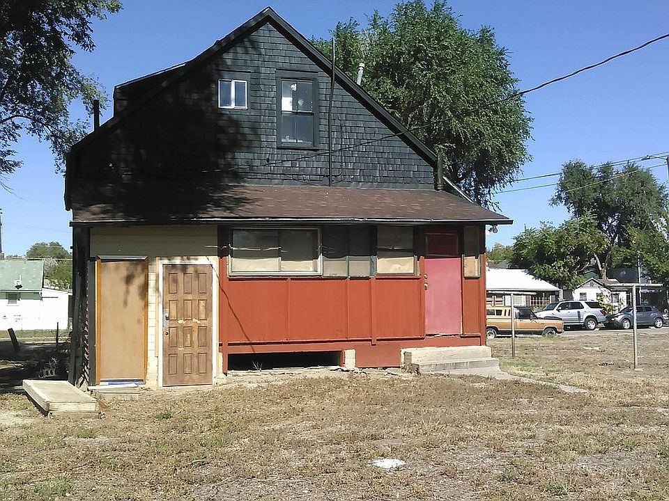 2nd image of 906 E 3rd St