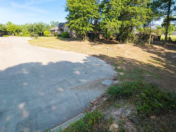 3rd image of 3 Edgemere Blvd