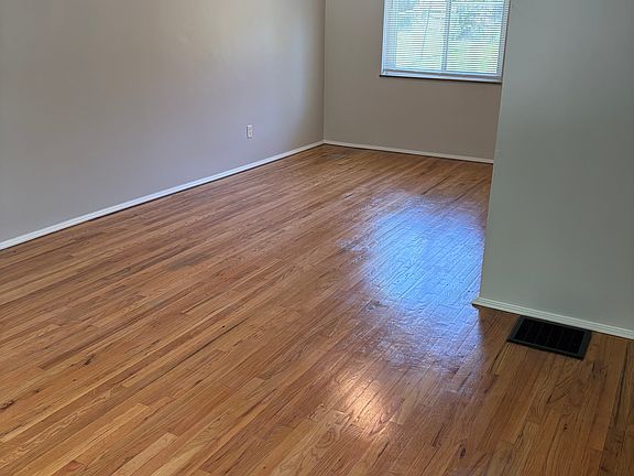 3rd image of 1050 Covedale Ave