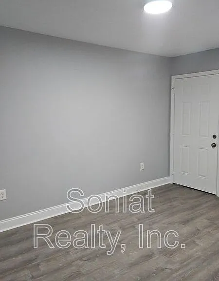 924 Deslonde St #B — Photo 6