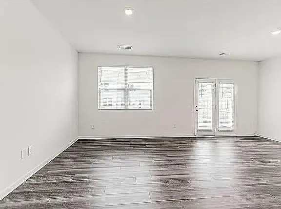 3 bed, 2.5 bath, 1420 sqft, $1,600 — Photo 3