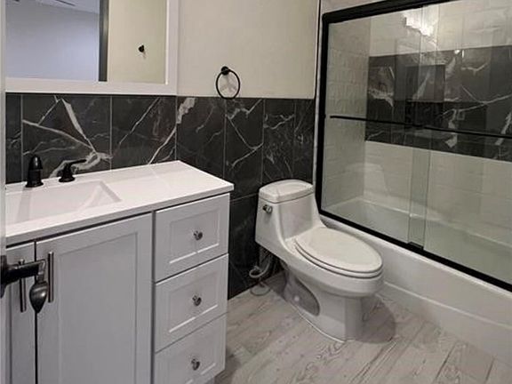 4th image of 13920 Moorpark St APT 204