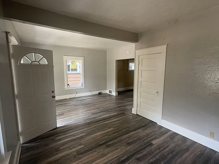 247 E Pearl St — Photo 5