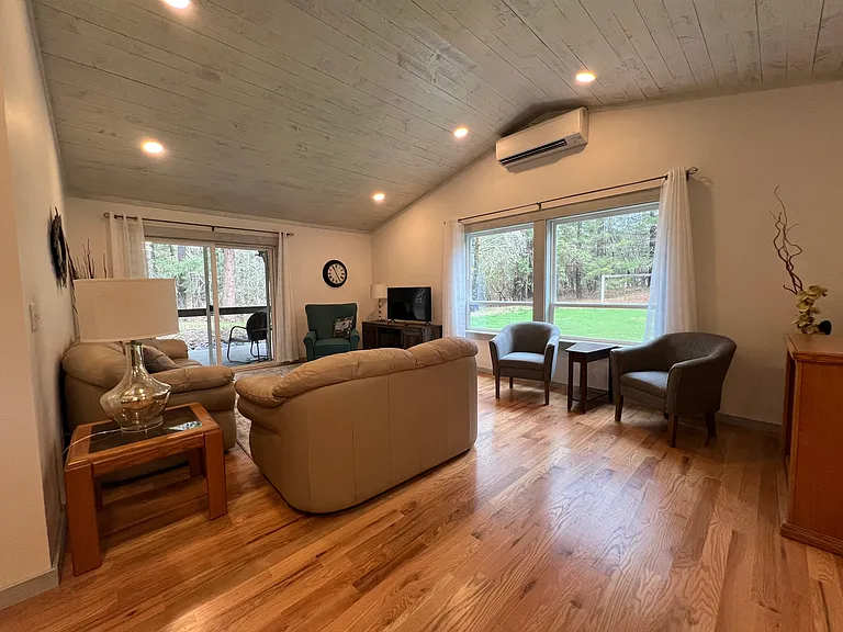 310 Jaynes Dr — Photo 5