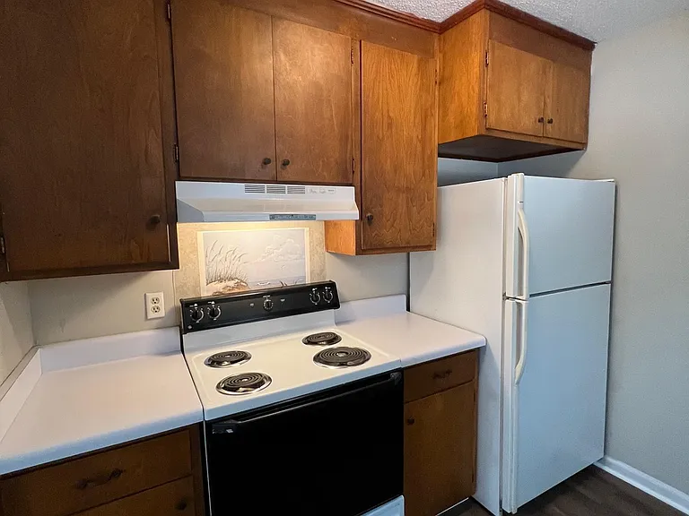 212 Henderson St — Photo 6