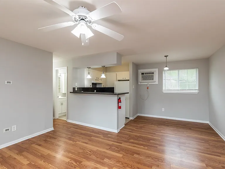 425 Emerson St #13 — Photo 2
