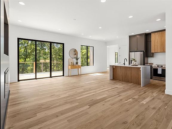 3rd image of 10 Pembroke Ln