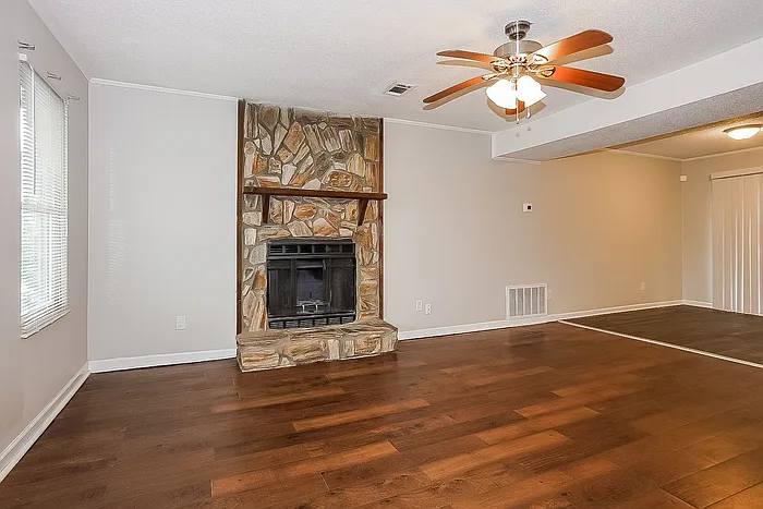 1911 Neptune Dr — Photo 4