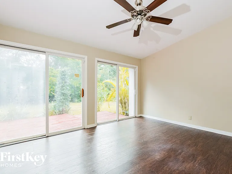 520 Whispering Oak Ln — Photo 7