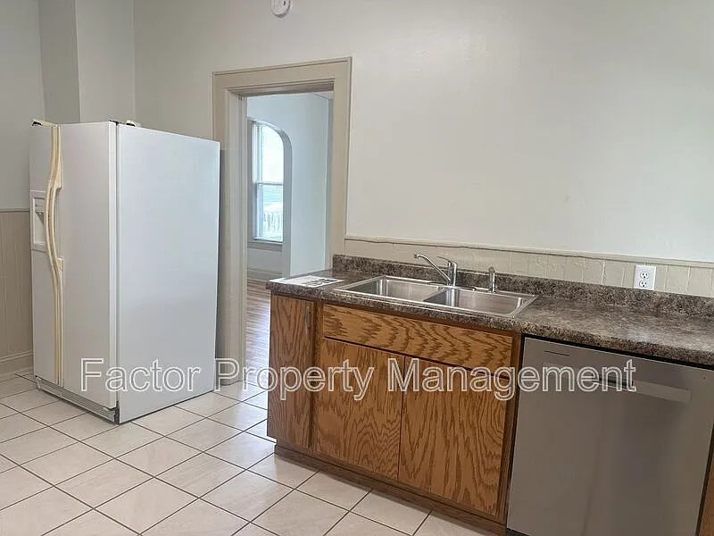 4 bed, 1.0 bath, 1324 sqft, $1,425 — Photo 3