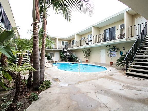 3rd image of 8740 Owensmouth Ave APT 3
