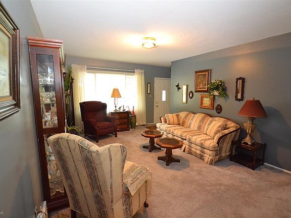 3rd image of 27727 Yvette Dr