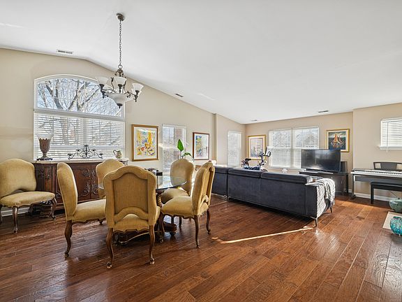 2nd image of 2750 Langley Cir