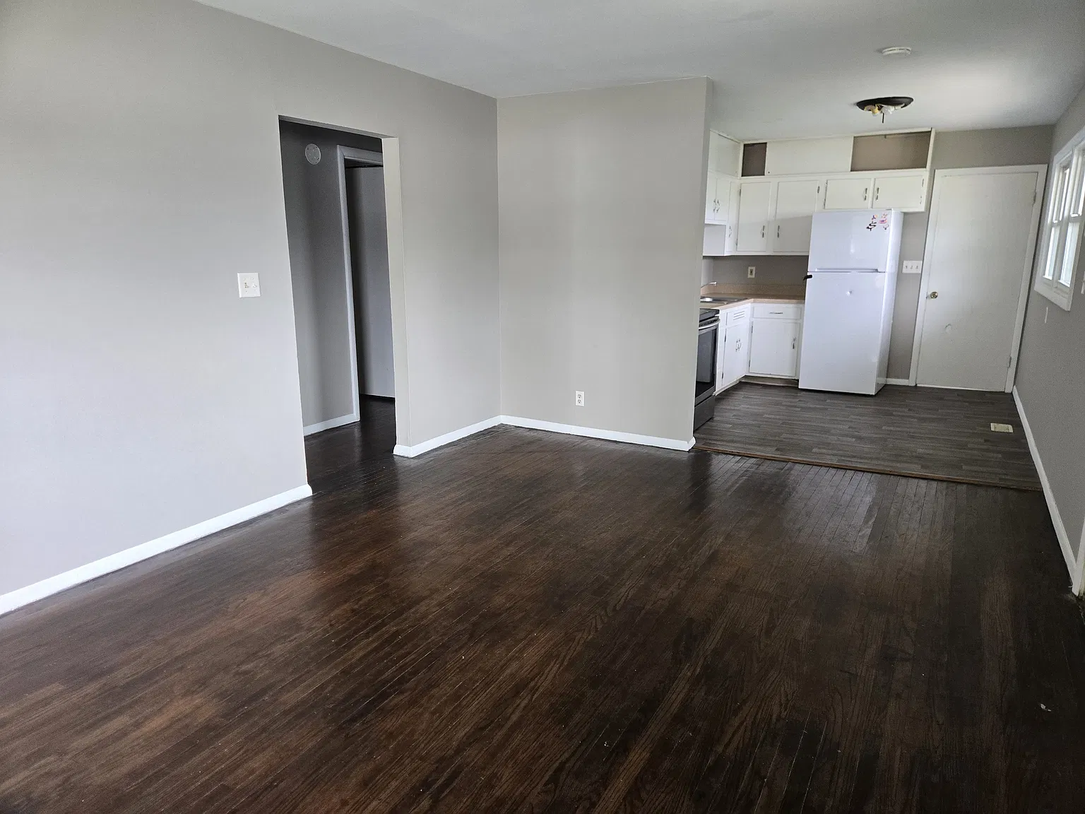 3 bed, 884 sqft, $1,300 — Photo 3