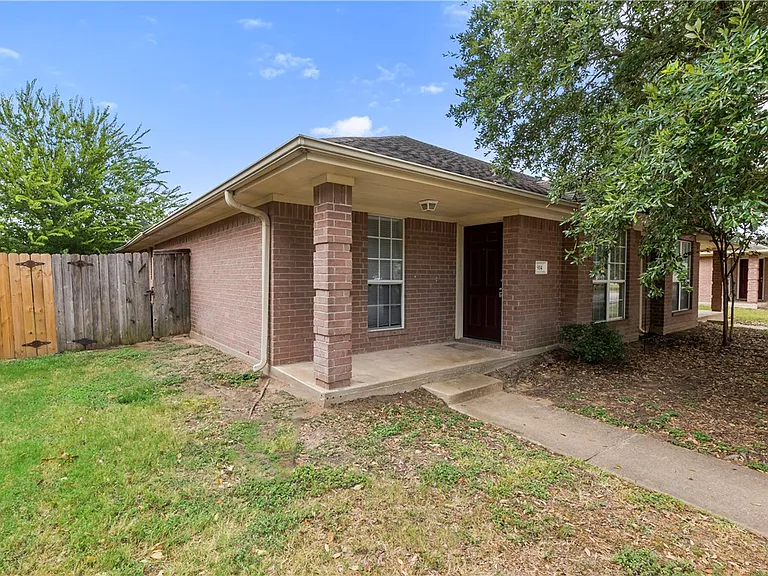 912 Willow Pond St — Photo 2