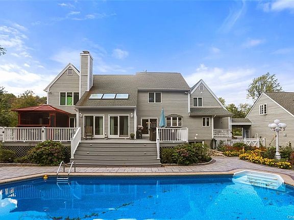 2nd image of 9 Oak Pond Ln