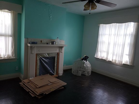 Spacious bedroom, hardwood floor - easy to clean/ maintain, area is in Good school district: Fox chapel, great business services