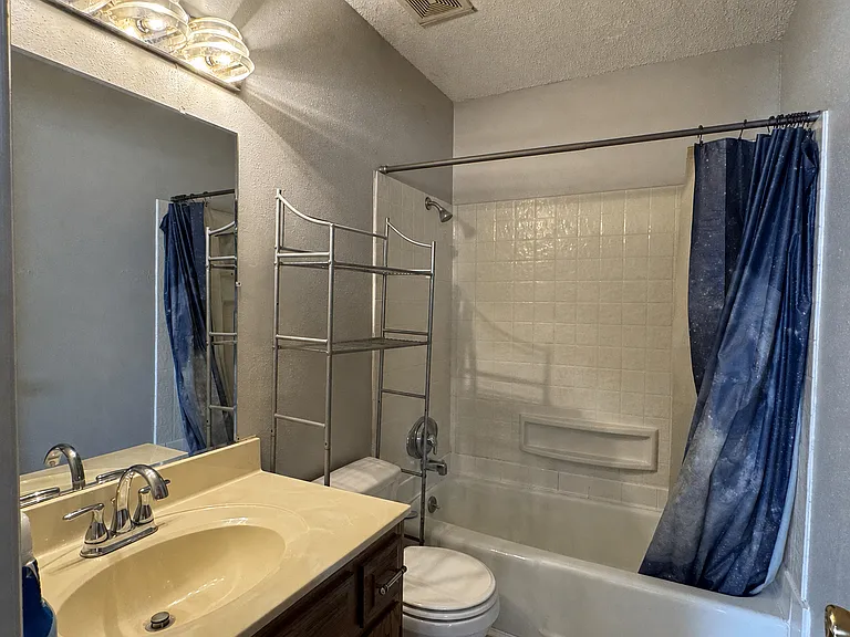 2322 Lombard Ave — Photo 9