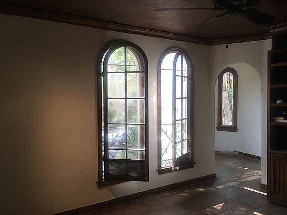 3rd image of 942 N La Jolla Ave