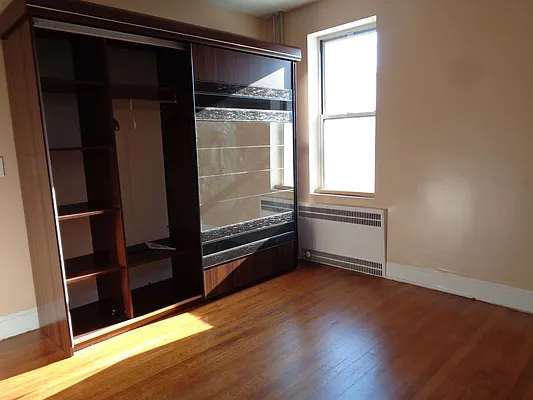 Rented by Zikos Realty Services | media 3