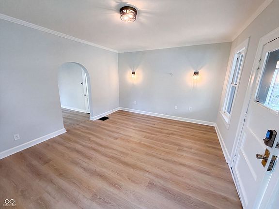 3rd image of 124 N Main St