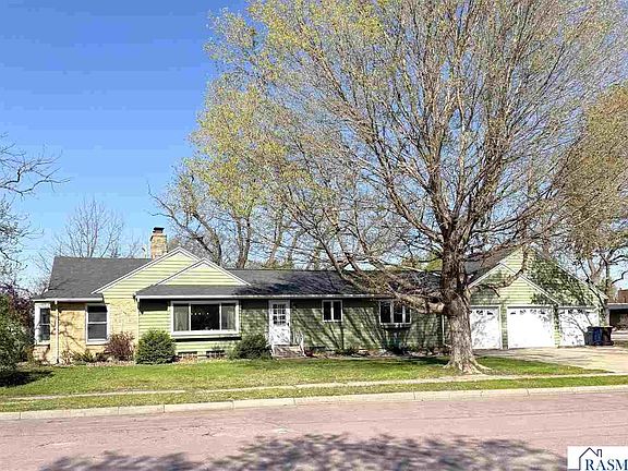 3rd image of 31 Lake Ave E