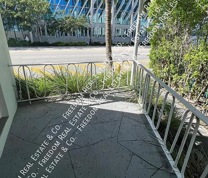 1925 Washington Ave — Photo 1
