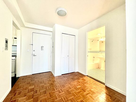 5th image of 350 W 43rd St APT 20D